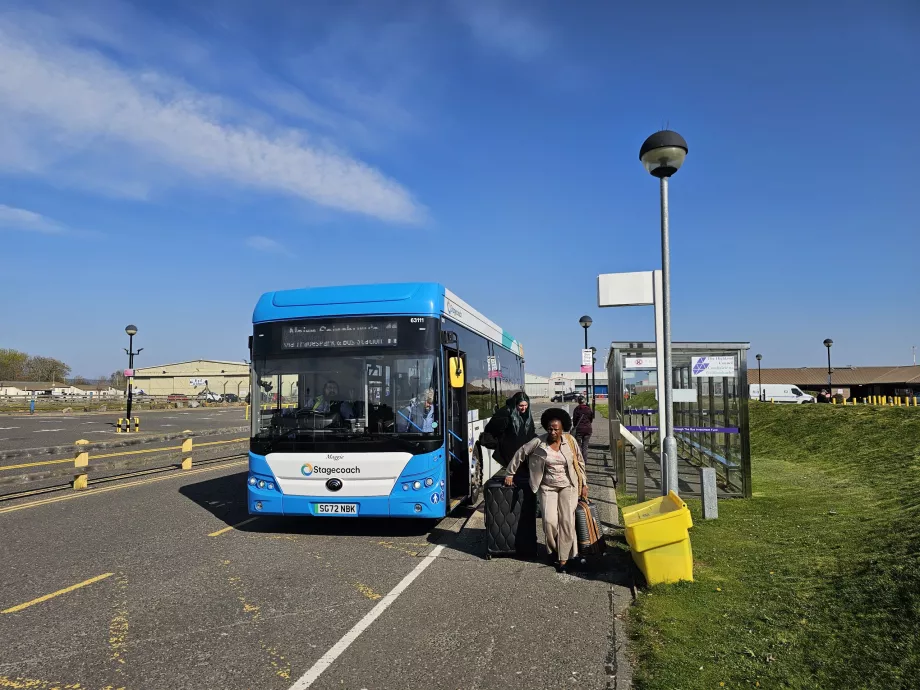 Fermata dell'autobus di fronte al terminal (direzione Inverness e Nairn)