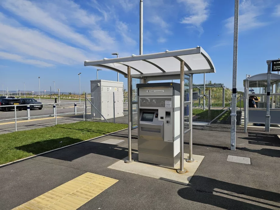 Distributore automatico di biglietti sulla piattaforma ferroviaria