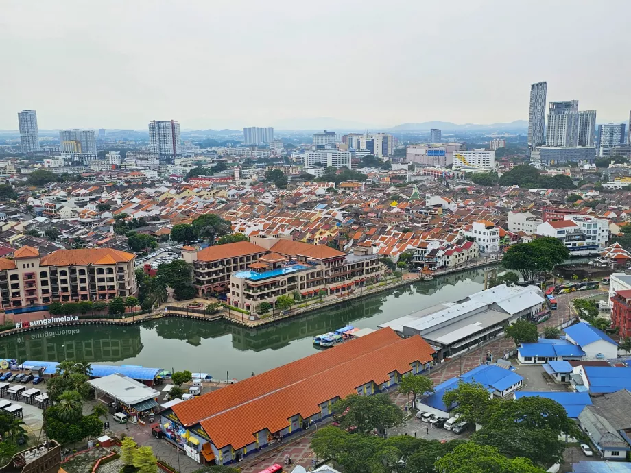 Vista del centro storico di Malacca da Taman Sari