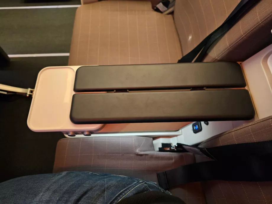 Bracciolo e vano portaoggetti