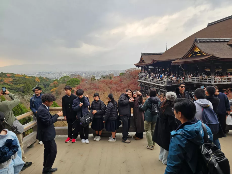 Kiyomizu-dera, una prospettiva con folla di persone