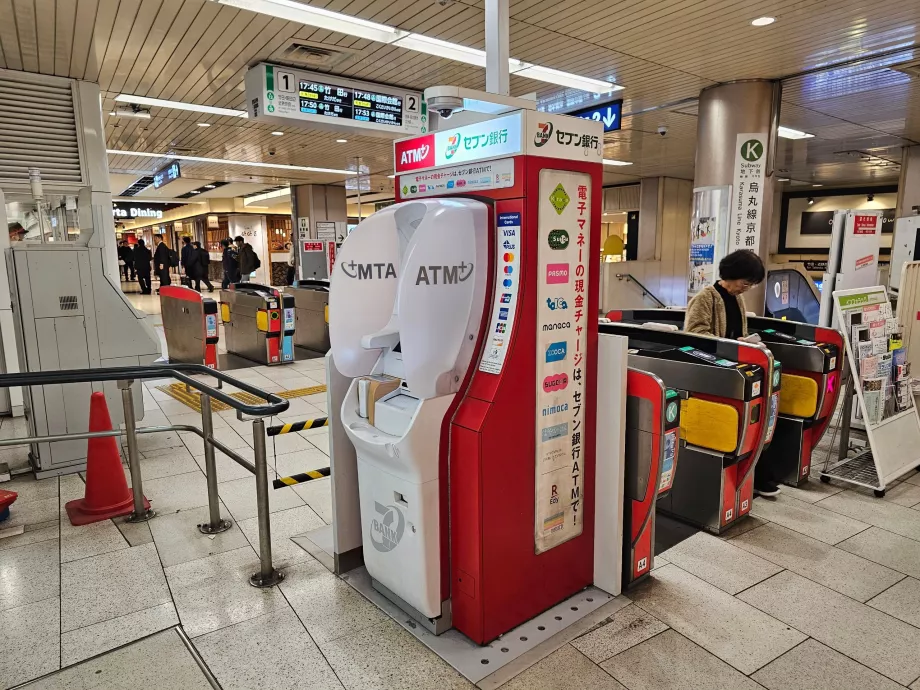 Bancomat nella stazione della metropolitana