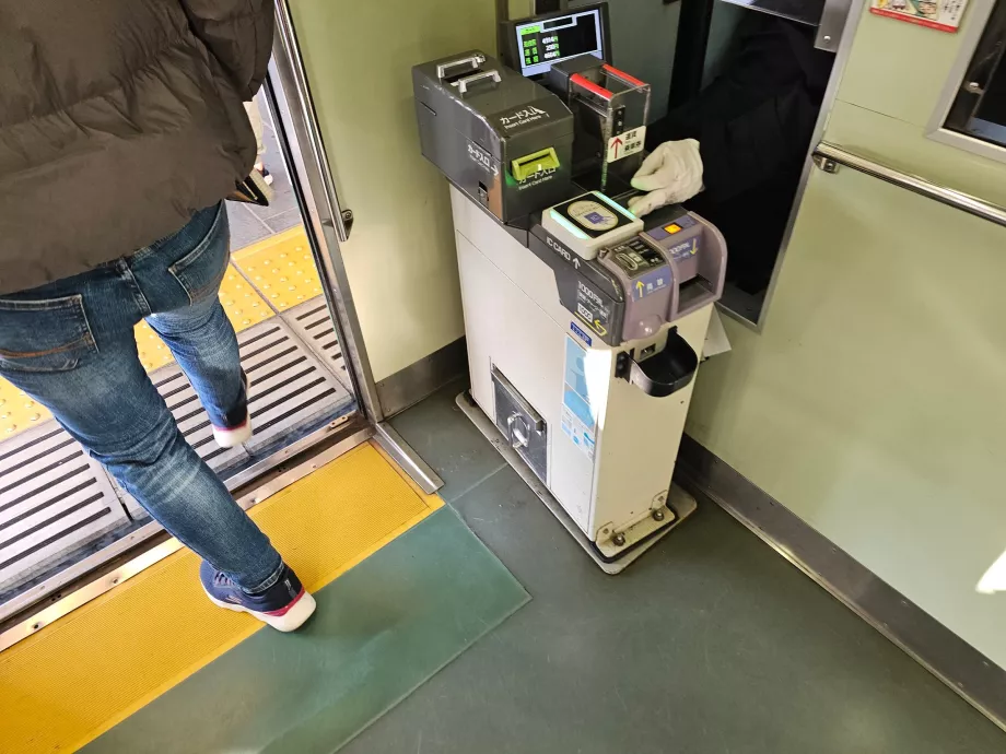 Pagare il biglietto del tram quando si scende dal tram