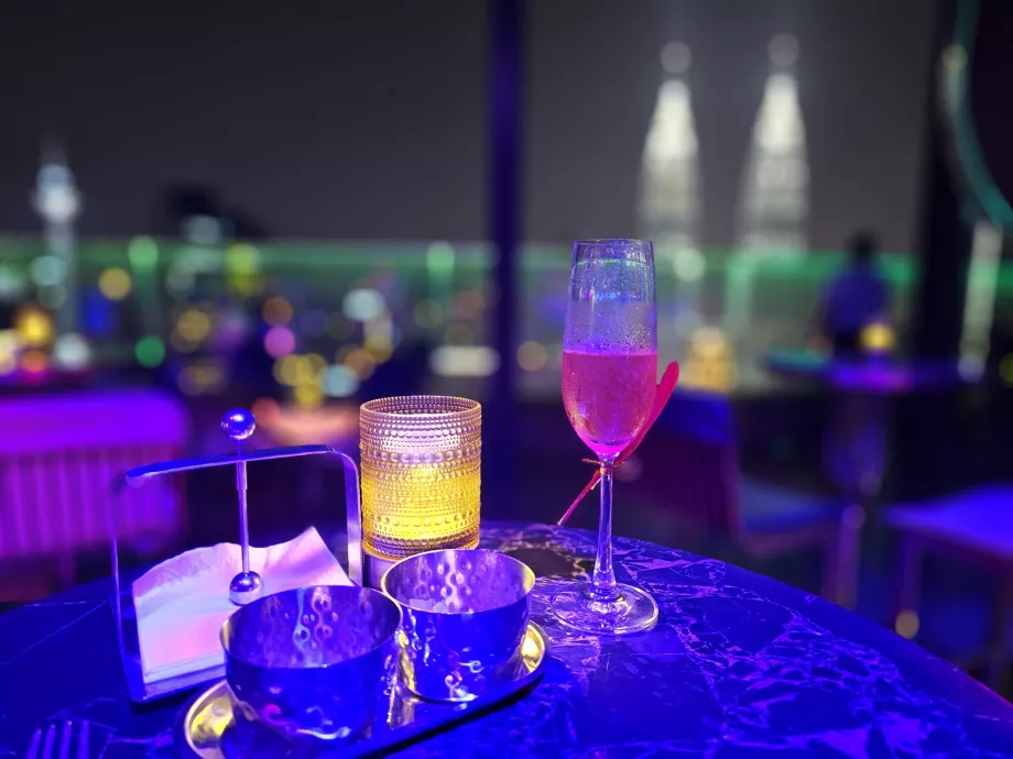 Cocktail nel bar dell'hotel