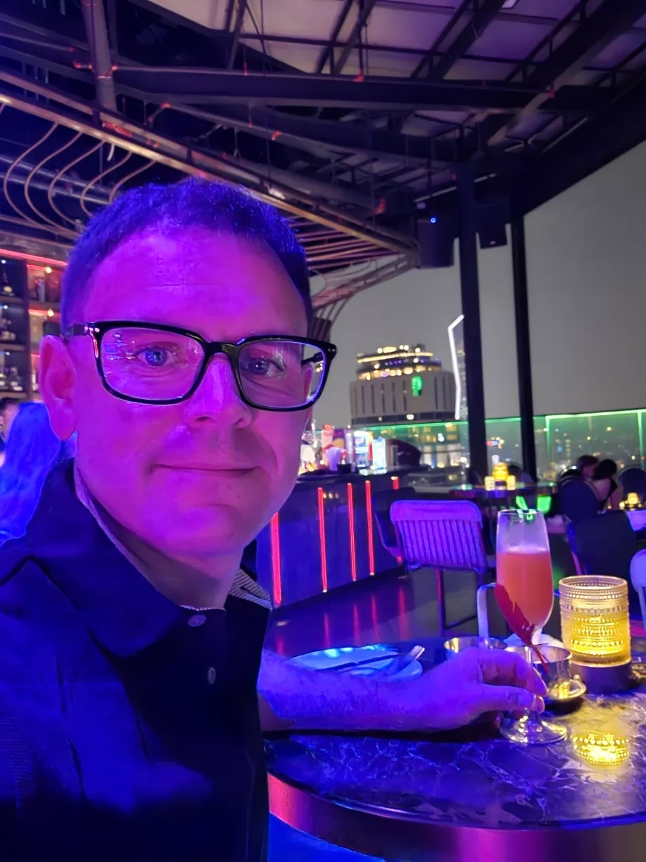 Io nel bar dell'hotel