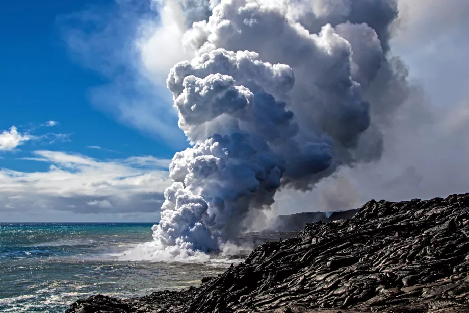 La lava entra in mare