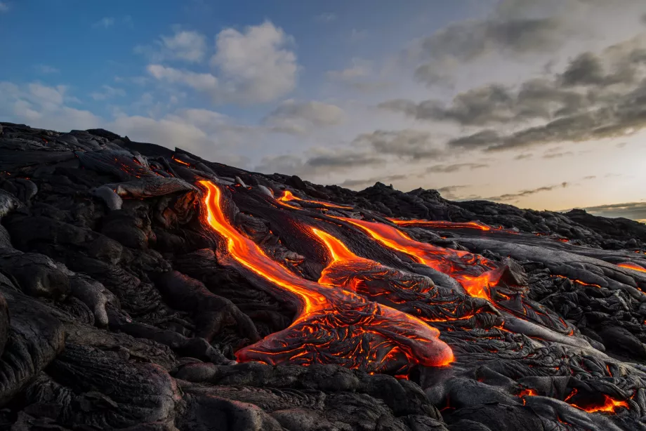 La lava che scorre lungo la strada