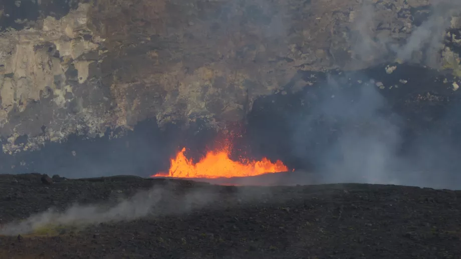 Particolare della lava gorgogliante dal punto di osservazione
