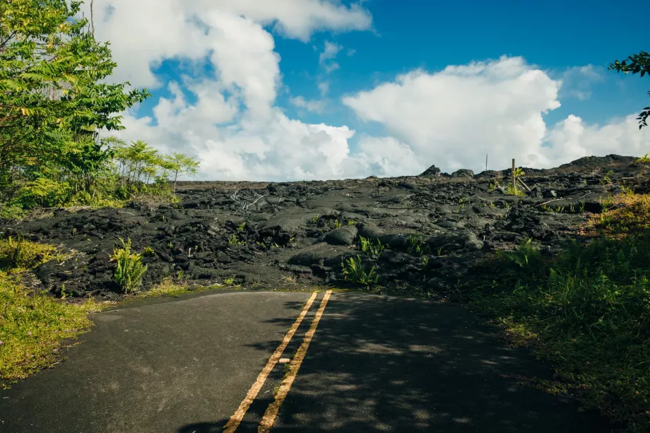 La lava attraverso la strada