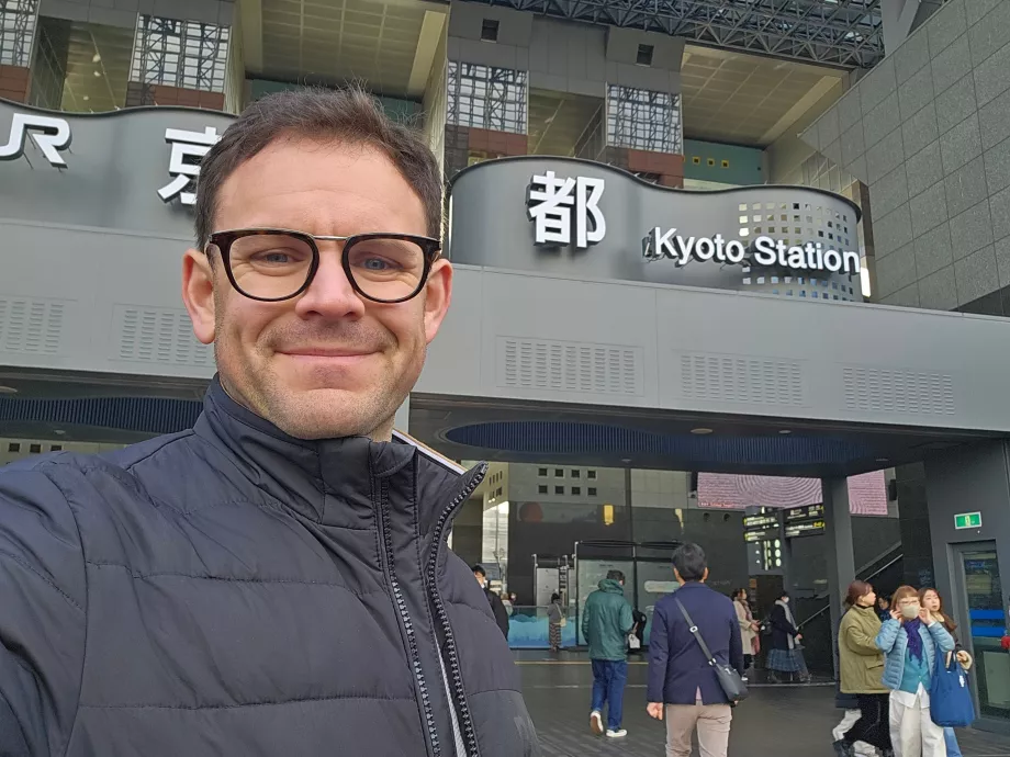 Io davanti alla stazione di Kyoto