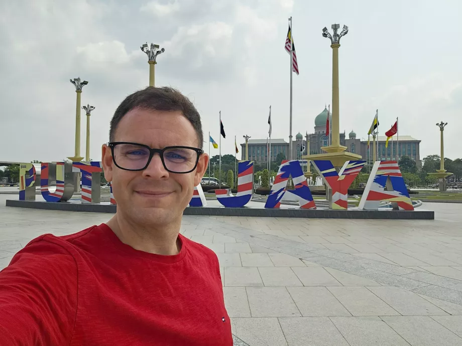 Io al cartello di Putrajaya