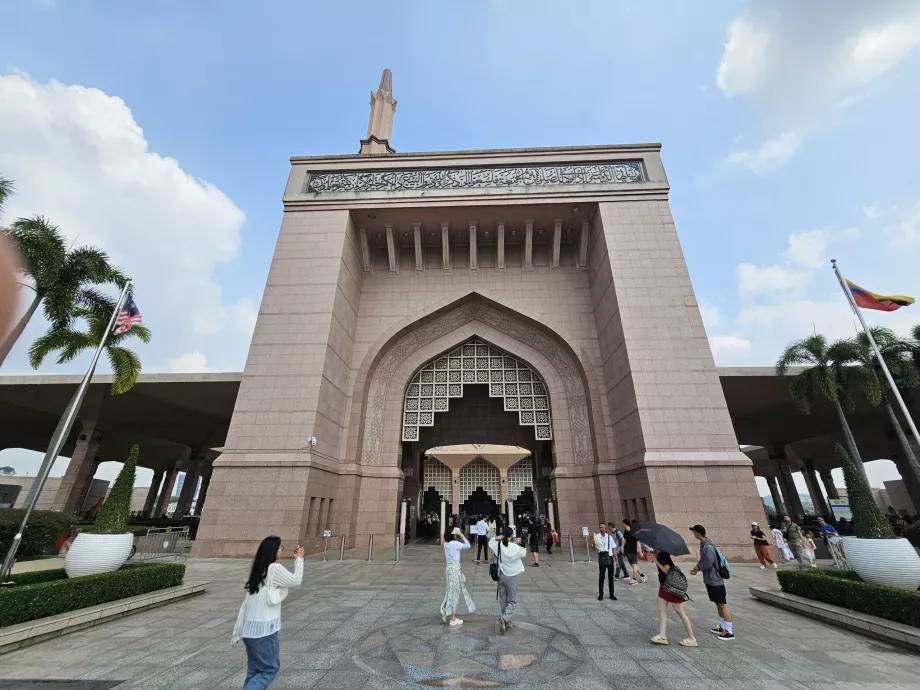 Ingresso alla Moschea di Putra