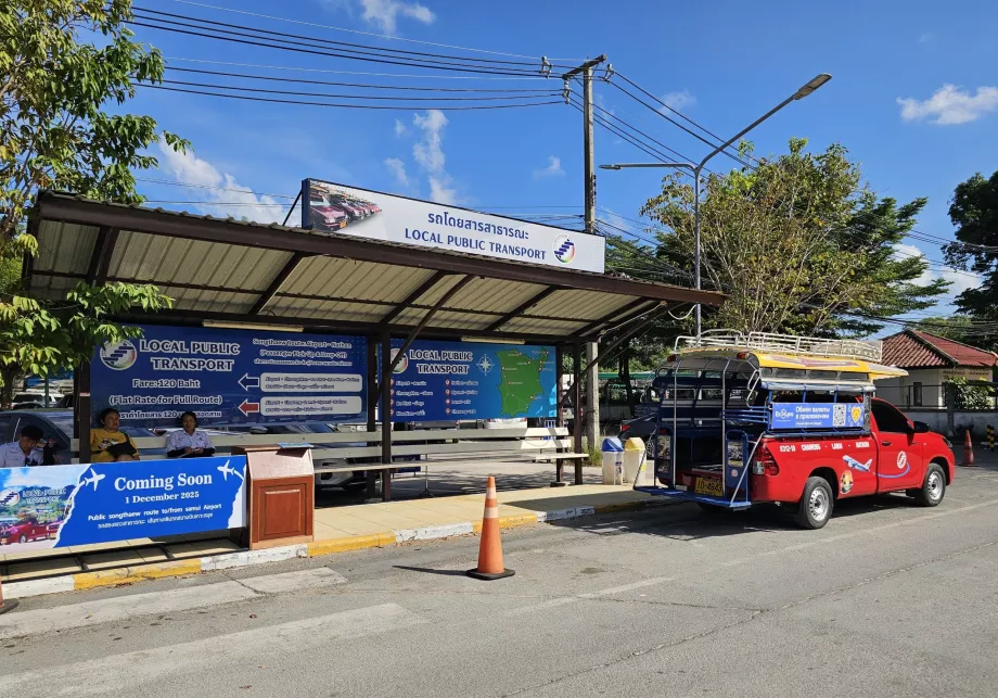 Trasporto pubblico, fermata della songthawe davanti al terminal degli arrivi