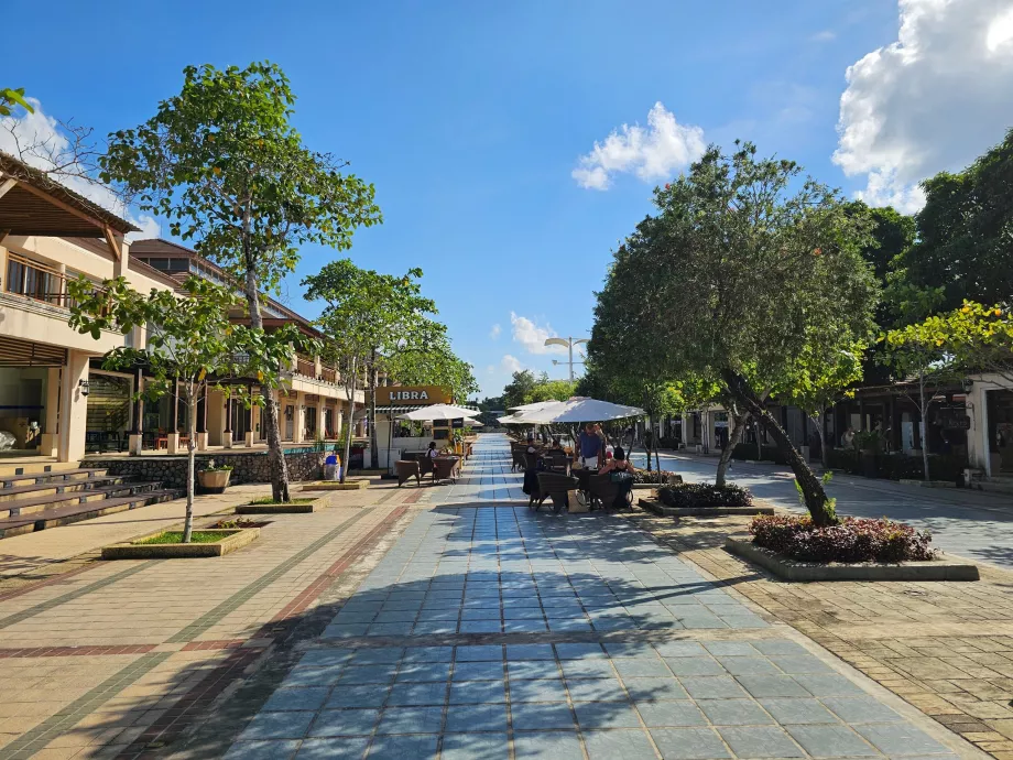 Strada commerciale tra la sala partenze e la sala arrivi, parte pubblica
