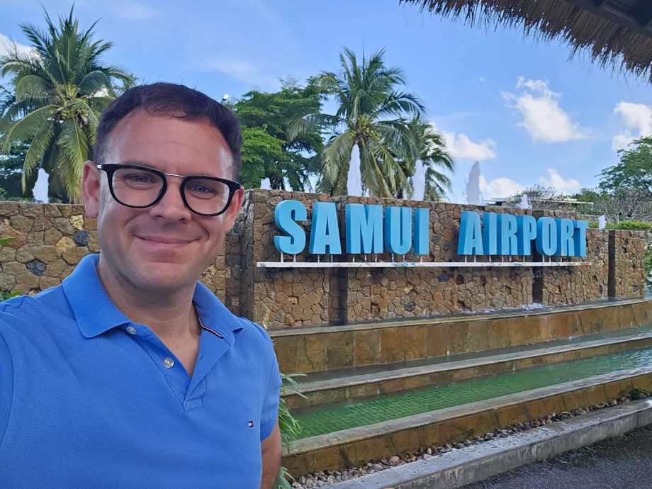 Io davanti all'aeroporto di Koh Samui