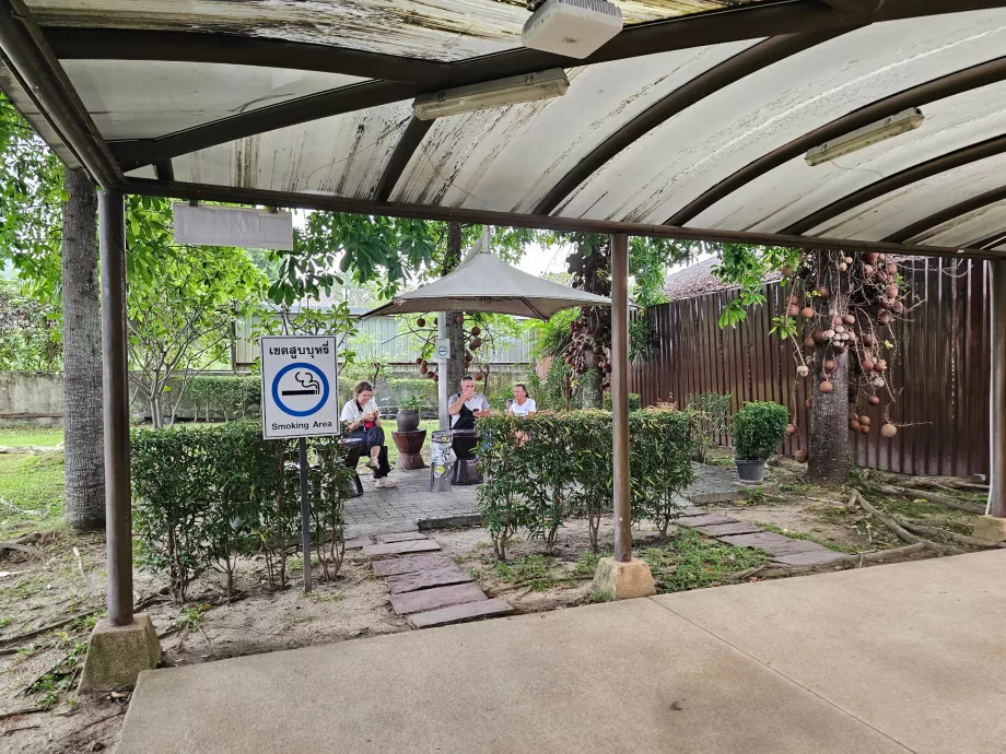 Angolo fumatori, area di transito, sezione internazionale