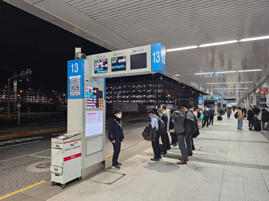 Fermata dell'autobus di fronte al Terminal 1