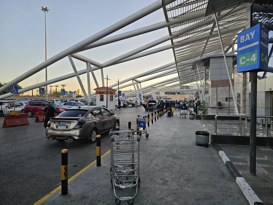 Punto di prelievo Uber di fronte ai Terminal 2 e 3