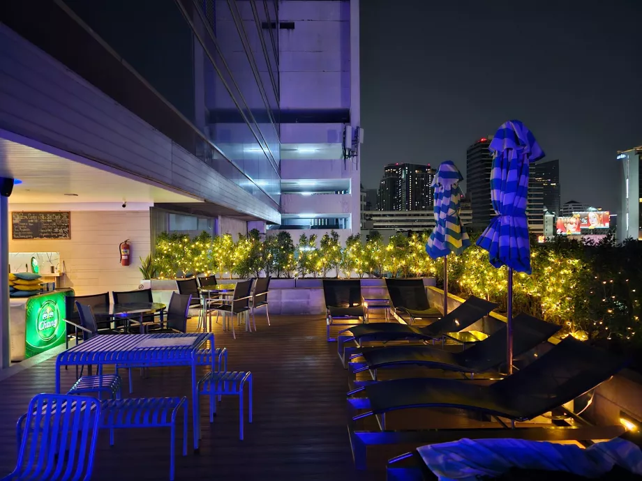 Terrazza a bordo piscina al buio