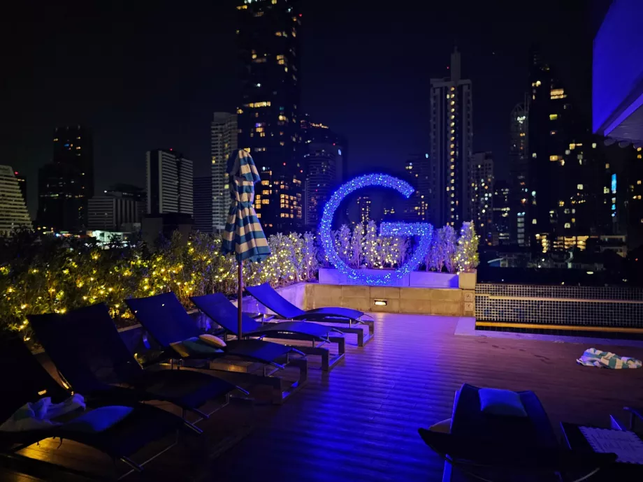 Terrazza a bordo piscina al buio