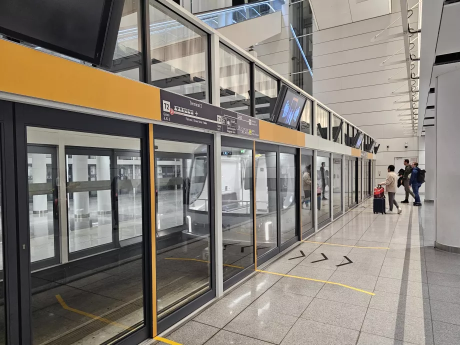 Treno automatico dal terminal satellite al terminal principale 2
