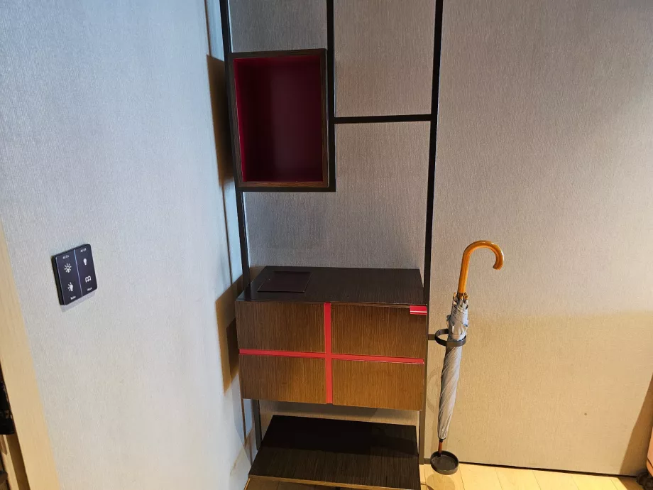 Vani portaoggetti e ombrello