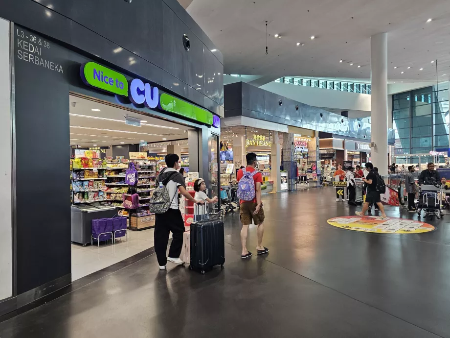 Minimarket, Terminal 2, area pubblica