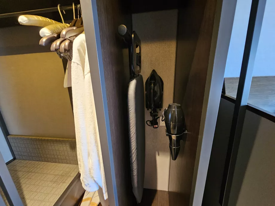 Asse da stiro e asciugacapelli