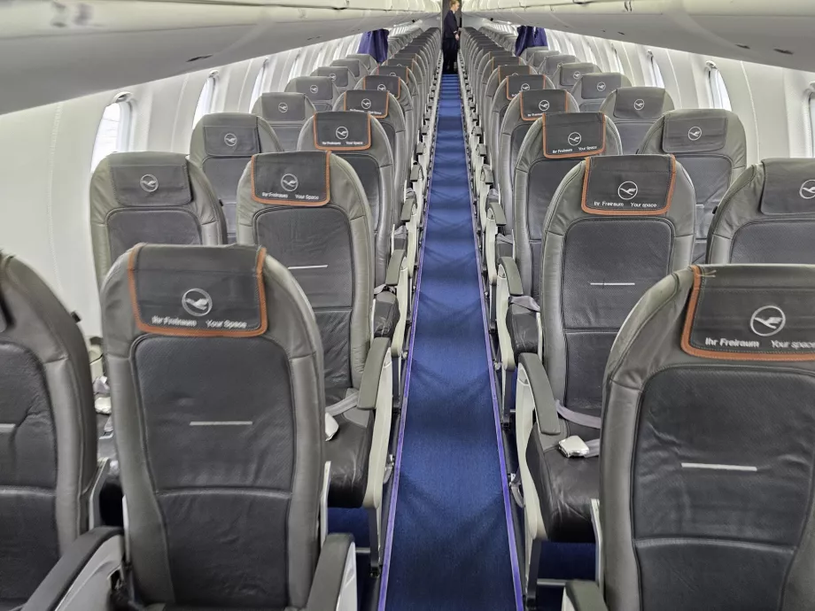 Cabina di classe business, cabina di classe economica sullo sfondo