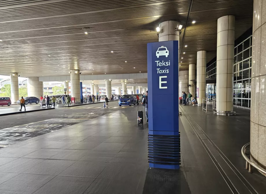 Taxi, stand di fronte al Terminal 1