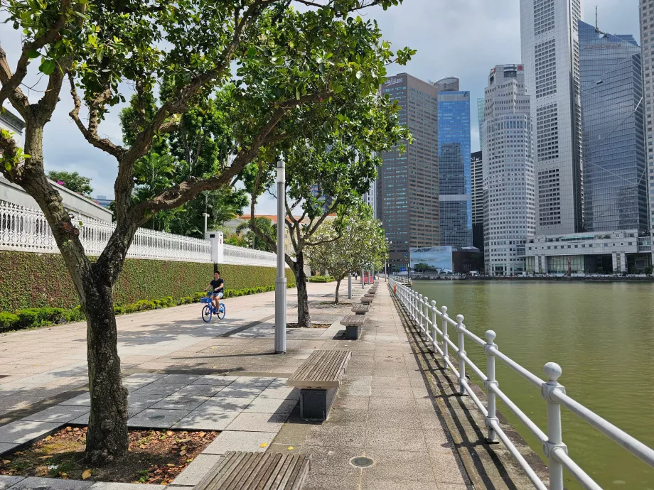 Passeggiata lungo il fiume Singapore