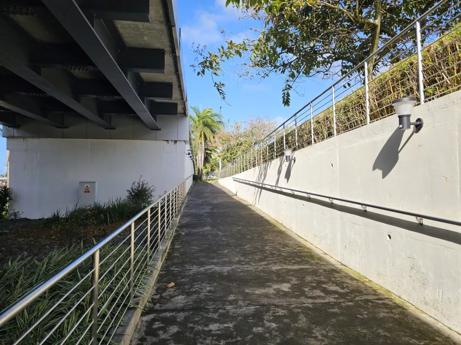 La strada per la fermata dell'autobus