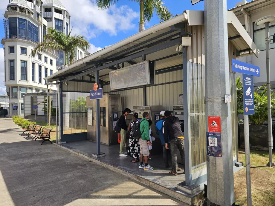 Distributori automatici di biglietti alla fermata del tram
