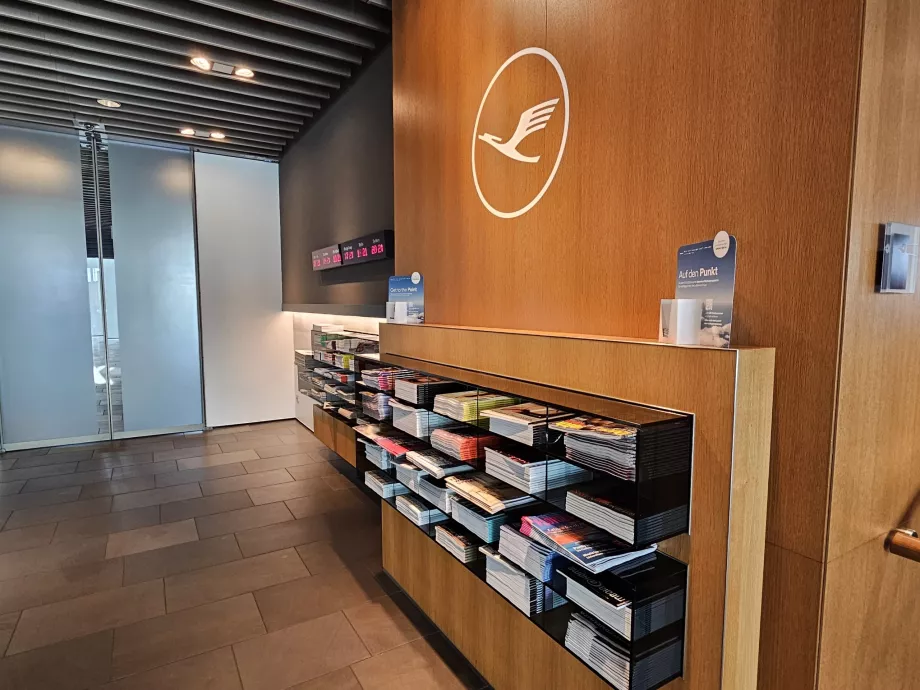 Logo Lufthansa all'ingresso della lounge