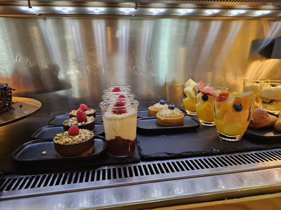 Buffet di frutta e dolci