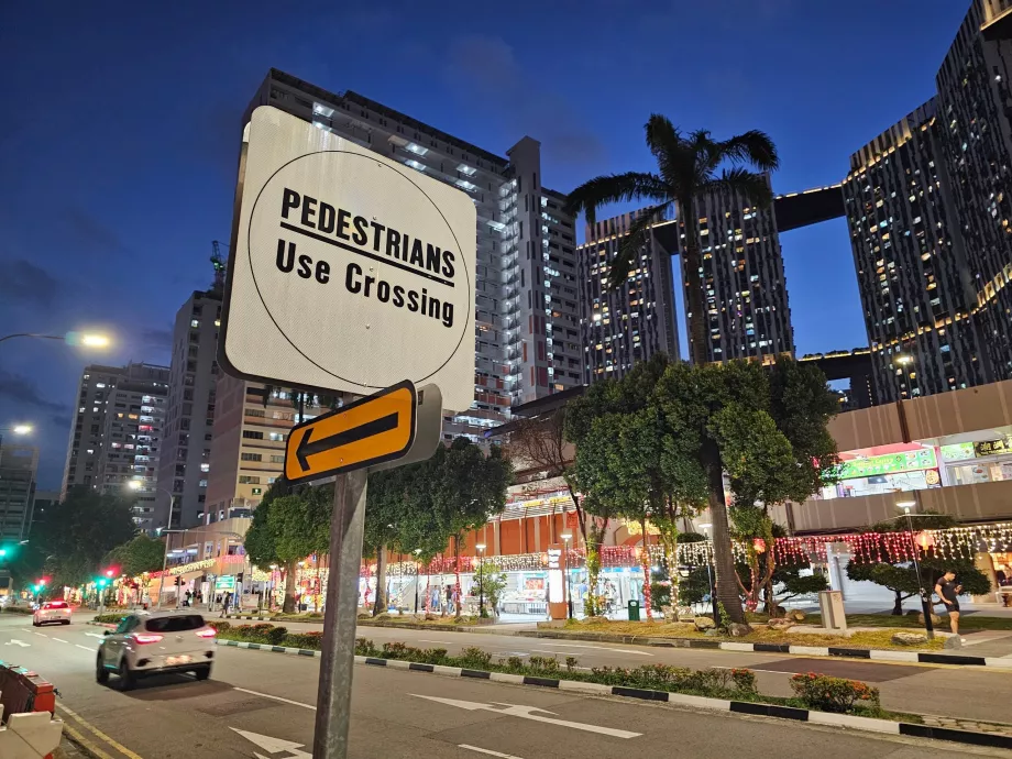 Cartello informativo per i pedoni