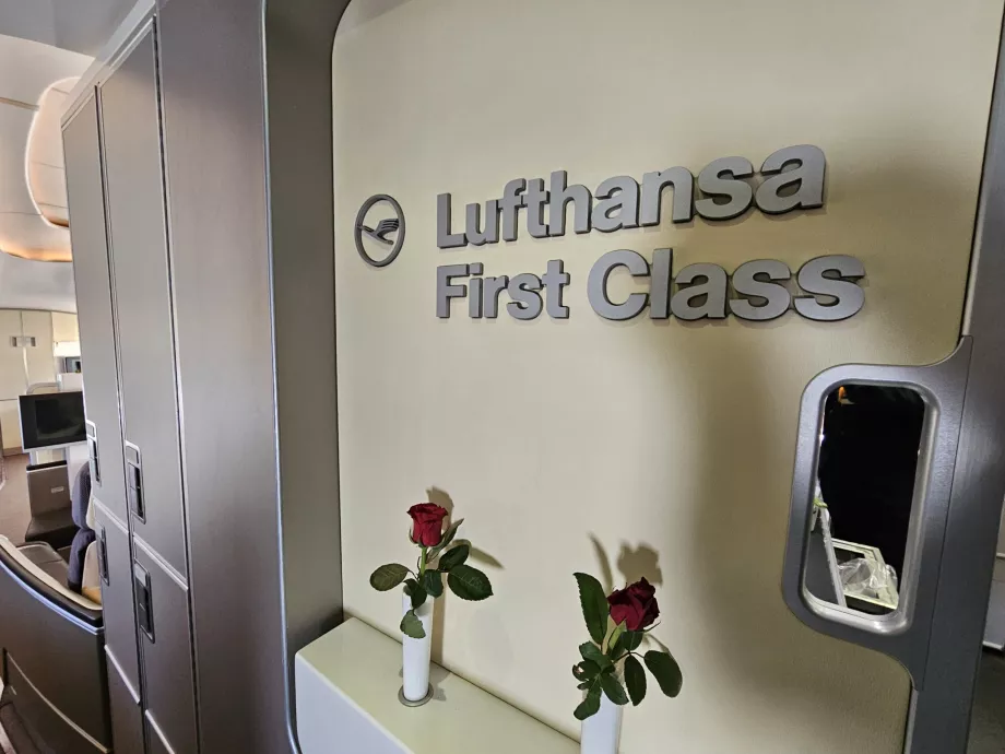 "Cartello "Lufthansa First Class
