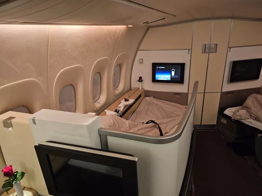 Schermo estensibile che separa la seduta dal corridoio