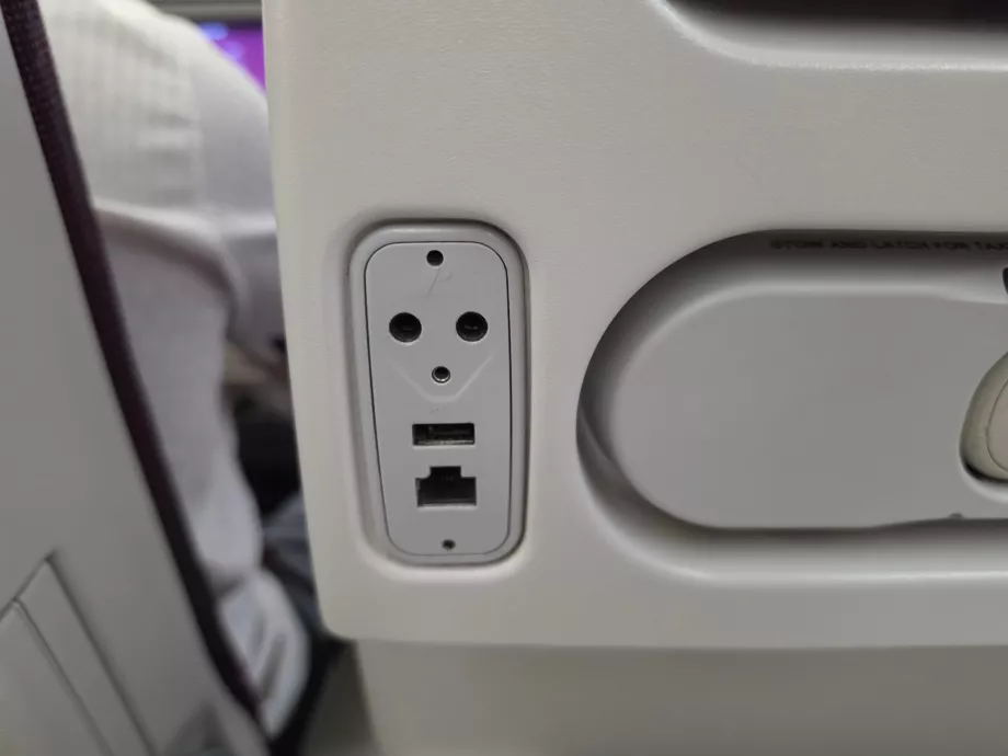 Porta USB-A e connettore per cavo Ethernet