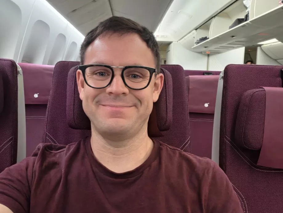 Io su un volo della Qatar Airways (la mia maglietta si intona ai colori della cabina!)