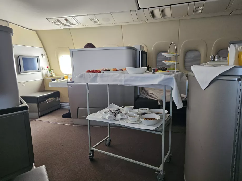 Il tavolo della colazione e il servizio in corso proprio vicino al mio posto