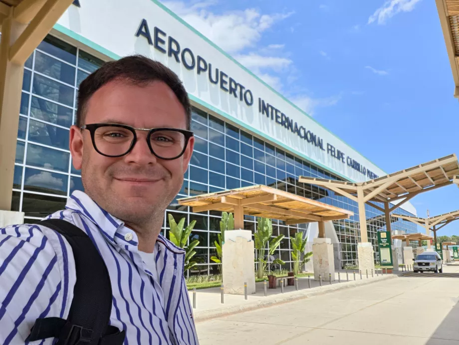 Io davanti al terminal dell'aeroporto di Tulum