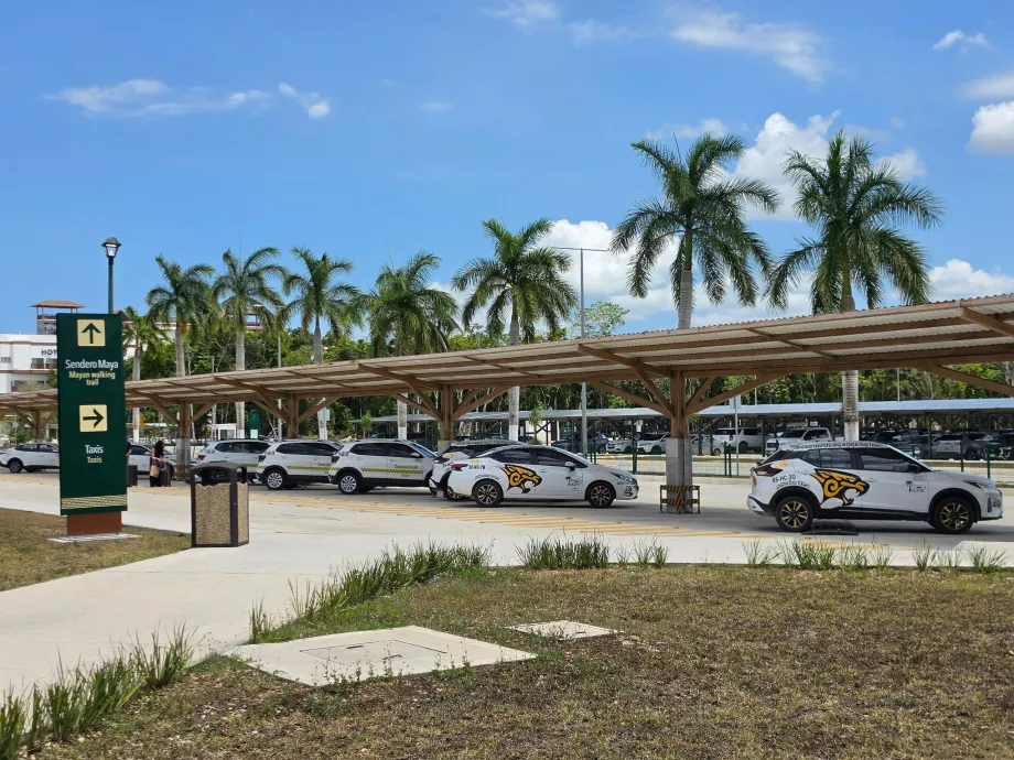 Stazione dei taxi (uscita a sinistra della sala arrivi)