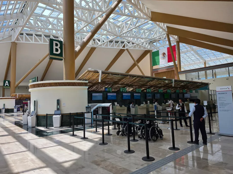 Piano delle partenze con i banchi del check-in
