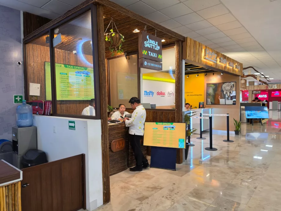 Sportello dei taxi nella sala arrivi