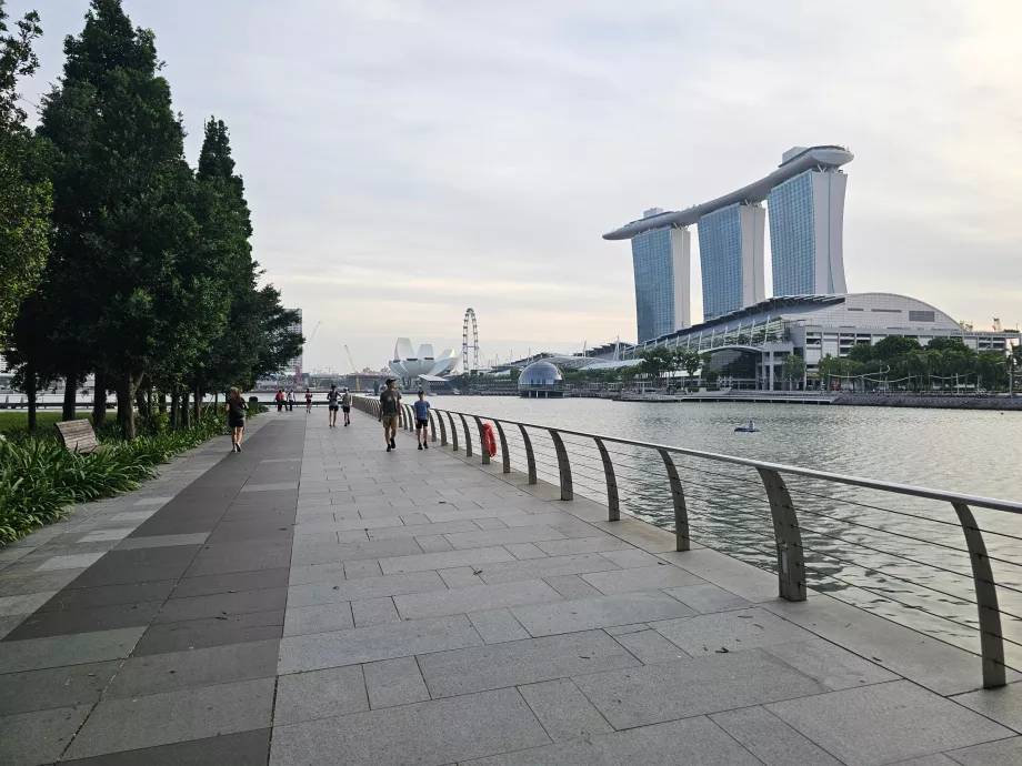 Passeggiata lungo Marina Bay