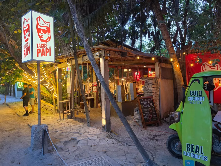 Tacos sulla via principale di Tulum