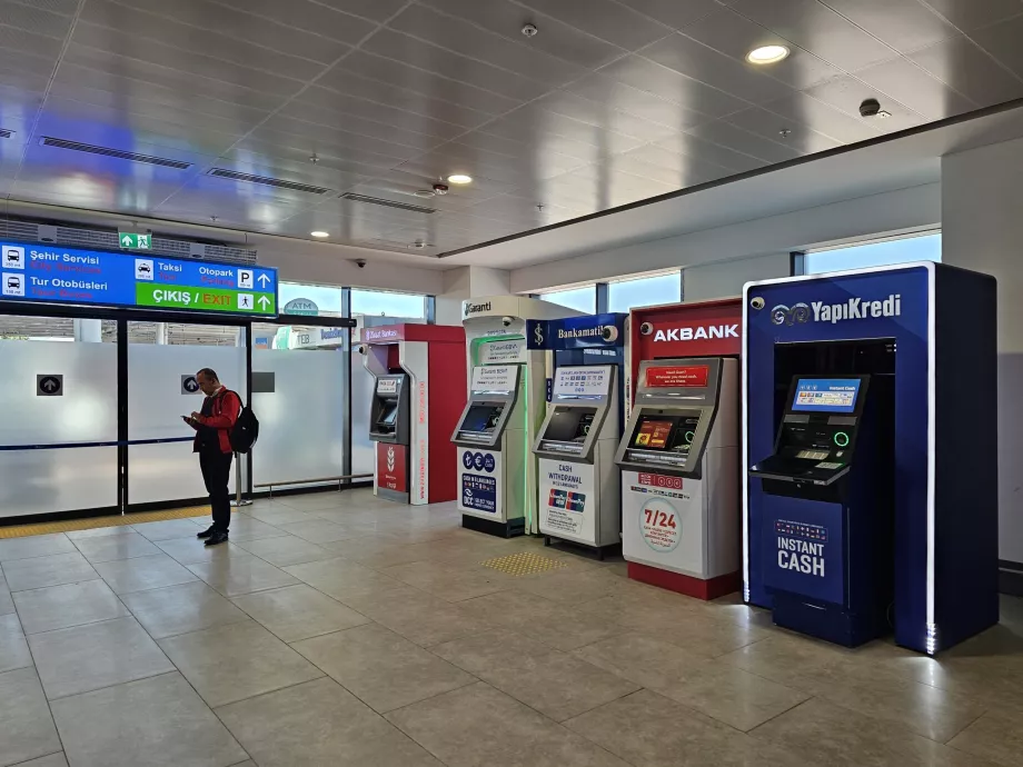 Bancomat nella sala arrivi del Terminal 2