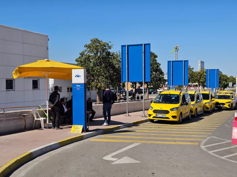 Fermata dei taxi di fronte al Terminal 2