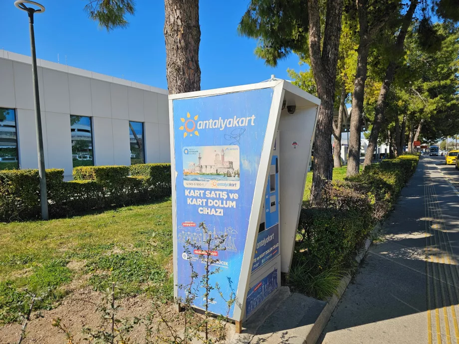 Distributore automatico AntalyaKart appena fuori dal terminal 1